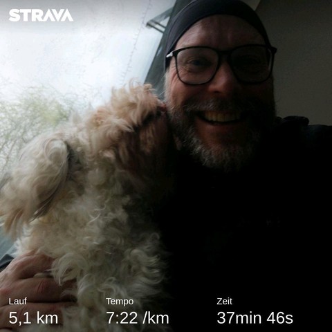 5,1km , 38min Lauf. Bild mit Hund der mich abknutscht und lachendem Ich im Hintergrund. 
