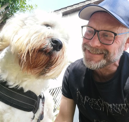 Chewie und olle Aßbach. Der Typ mit Kappe grinst den Hund an, der einfach endlich mal weitergehen will. 