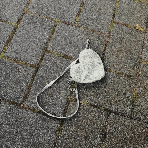 silbernes herzförmiges glitzerndes kleines Handtäschchen, dass wohl verloren wurde. Lag auf dem Gehweg. 