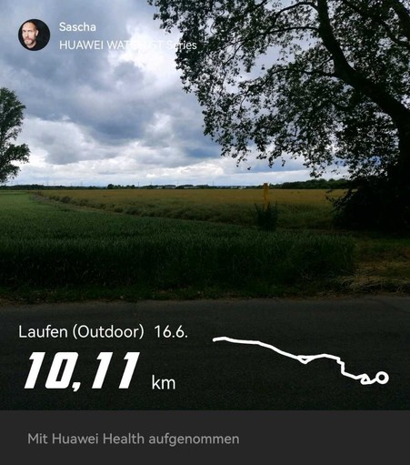 Laufen Outdoor, 10km . Blick ins Feld, bewölkter Himmel. 