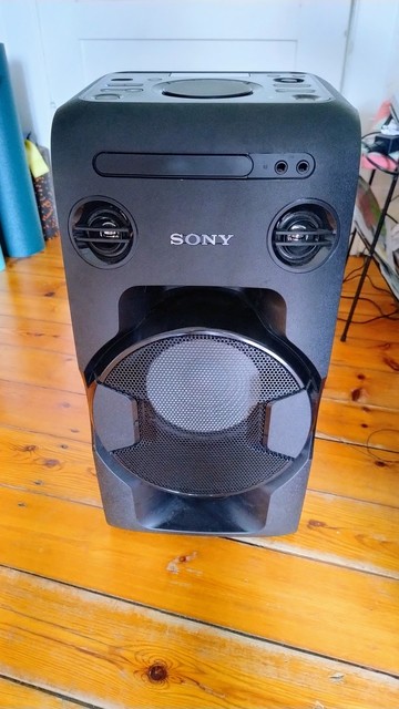 Eine große, schwarze Bluetooth Box von Sony. In der Mitte ein großer Lautsprecher, zwei kleinere Hochtöner oberhalb. 