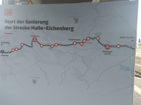 auf Gleis 1 fand wohl irgendwas mit Schlipsträgern statt.
übrig geblieben ist neben der DB-Sicherheit eine grosse Tafel, auf der die Sanierung der Strecke Halle - Eichenberg angekündigt und die einzelnen Stationen abgebildet sind, die saniert werden.