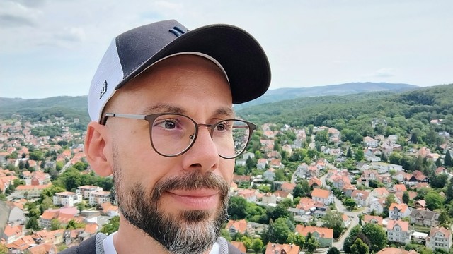 Profilfoto von mir, aufgenommen auf dem Stadtschloss von Wernigerode. Im Hintergrund die Wernigeroder Altstadt.